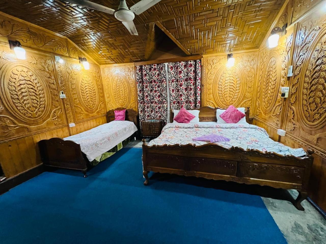 Houseboat Young Snow View Front Line Dal Lake Srīnagar Quarto foto