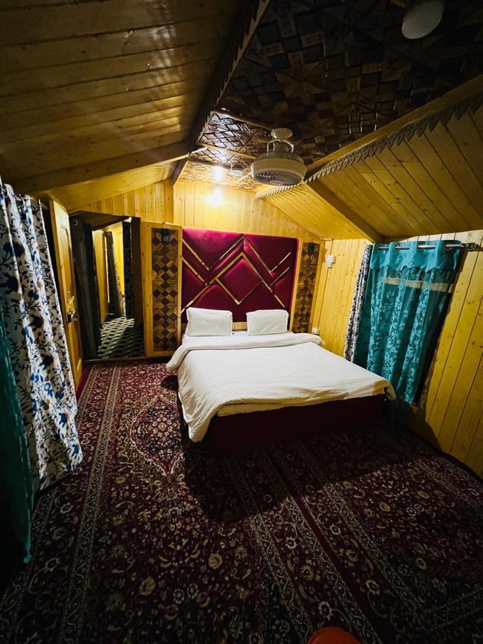 Houseboat Young Snow View Front Line Dal Lake Srīnagar Quarto foto