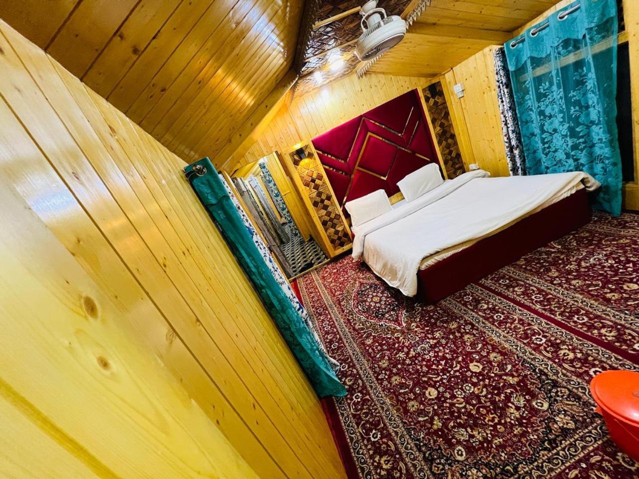 Houseboat Young Snow View Front Line Dal Lake Srīnagar Quarto foto