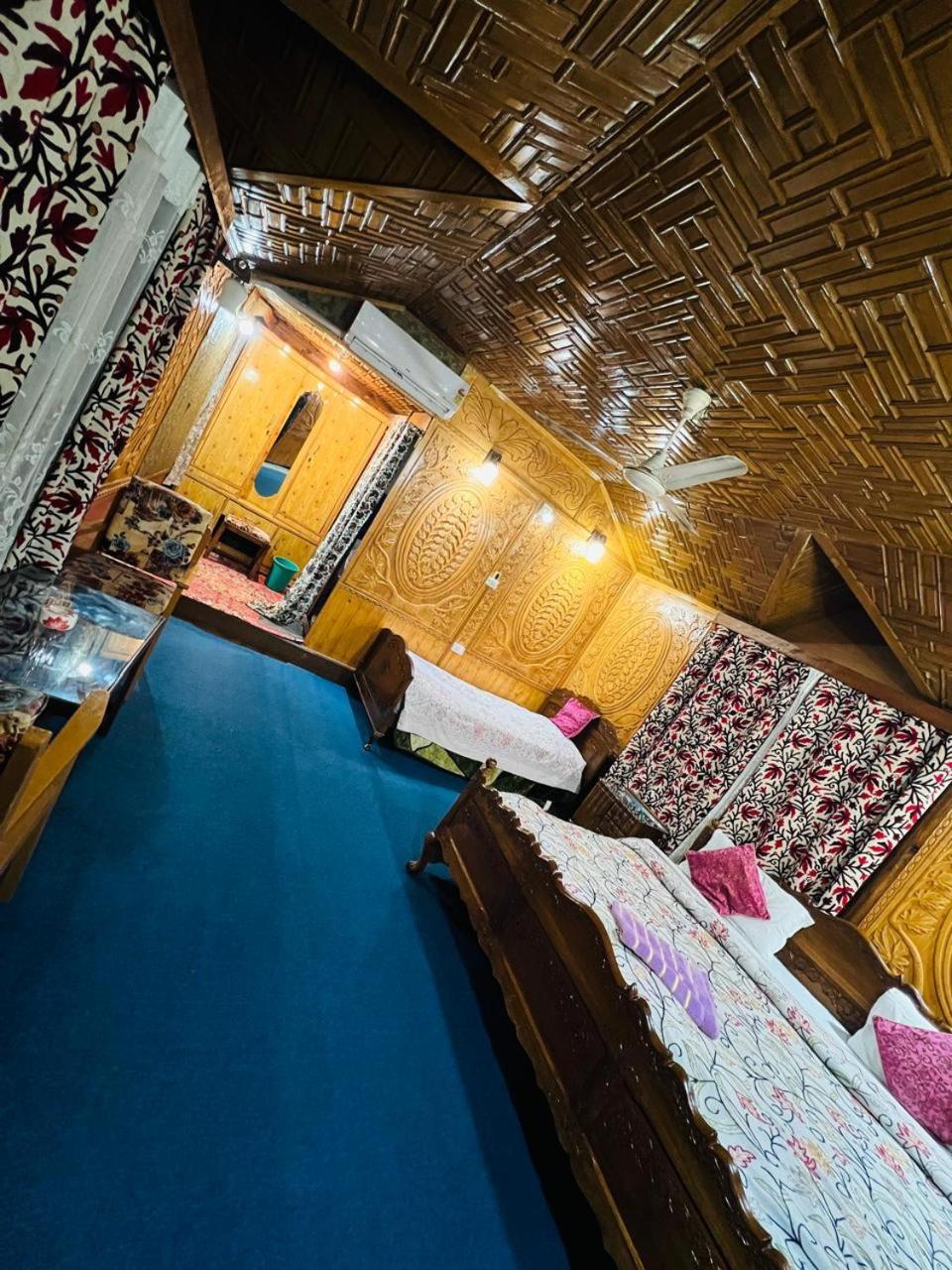 Houseboat Young Snow View Front Line Dal Lake Srīnagar Quarto foto