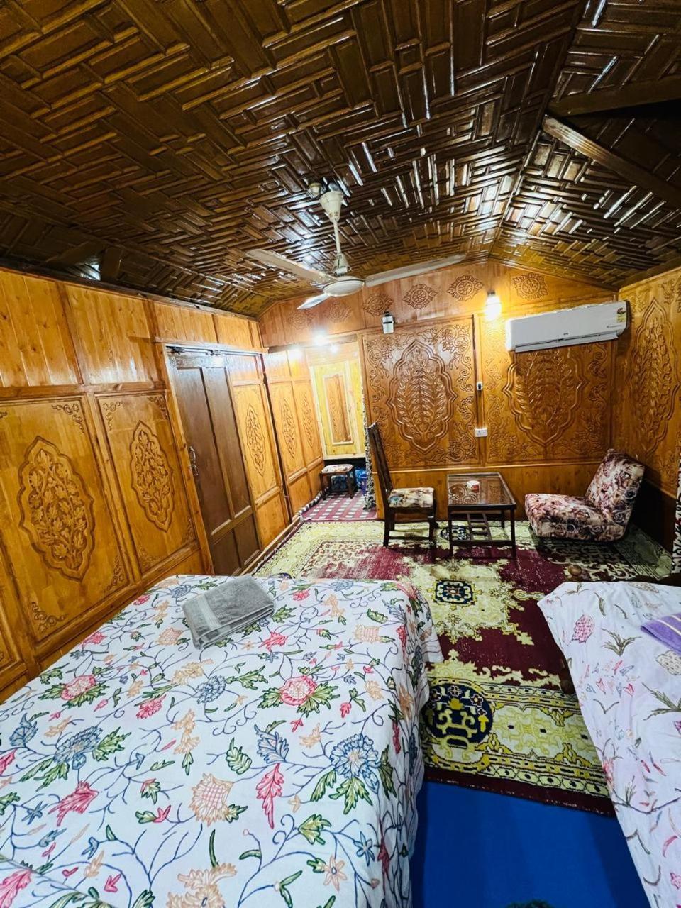 Houseboat Young Snow View Front Line Dal Lake Srīnagar Quarto foto