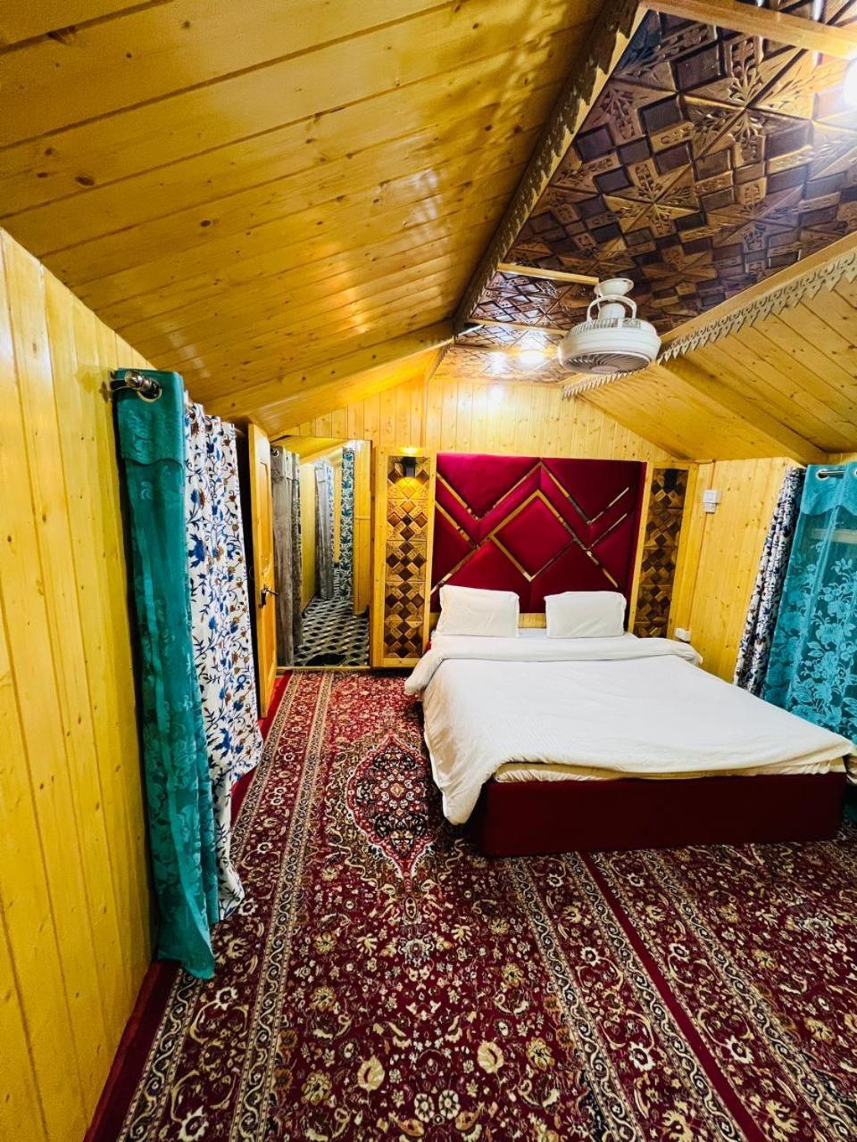 Houseboat Young Snow View Front Line Dal Lake Srīnagar Quarto foto