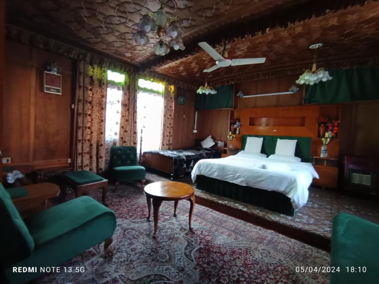 Houseboat Young Snow View Front Line Dal Lake Srīnagar Quarto foto