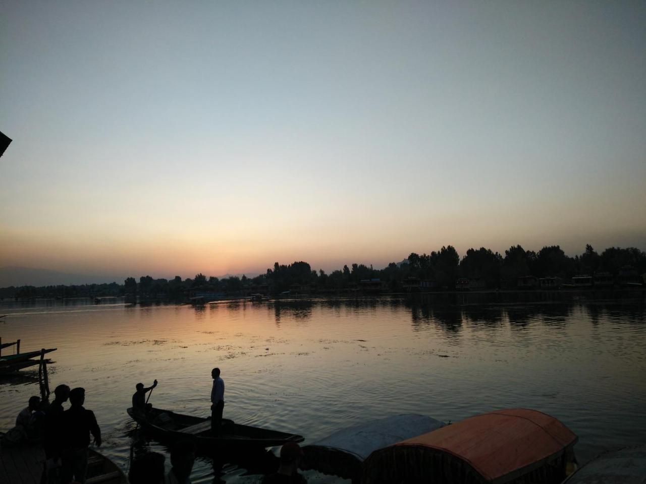 Houseboat Young Snow View Front Line Dal Lake Srīnagar Exterior foto