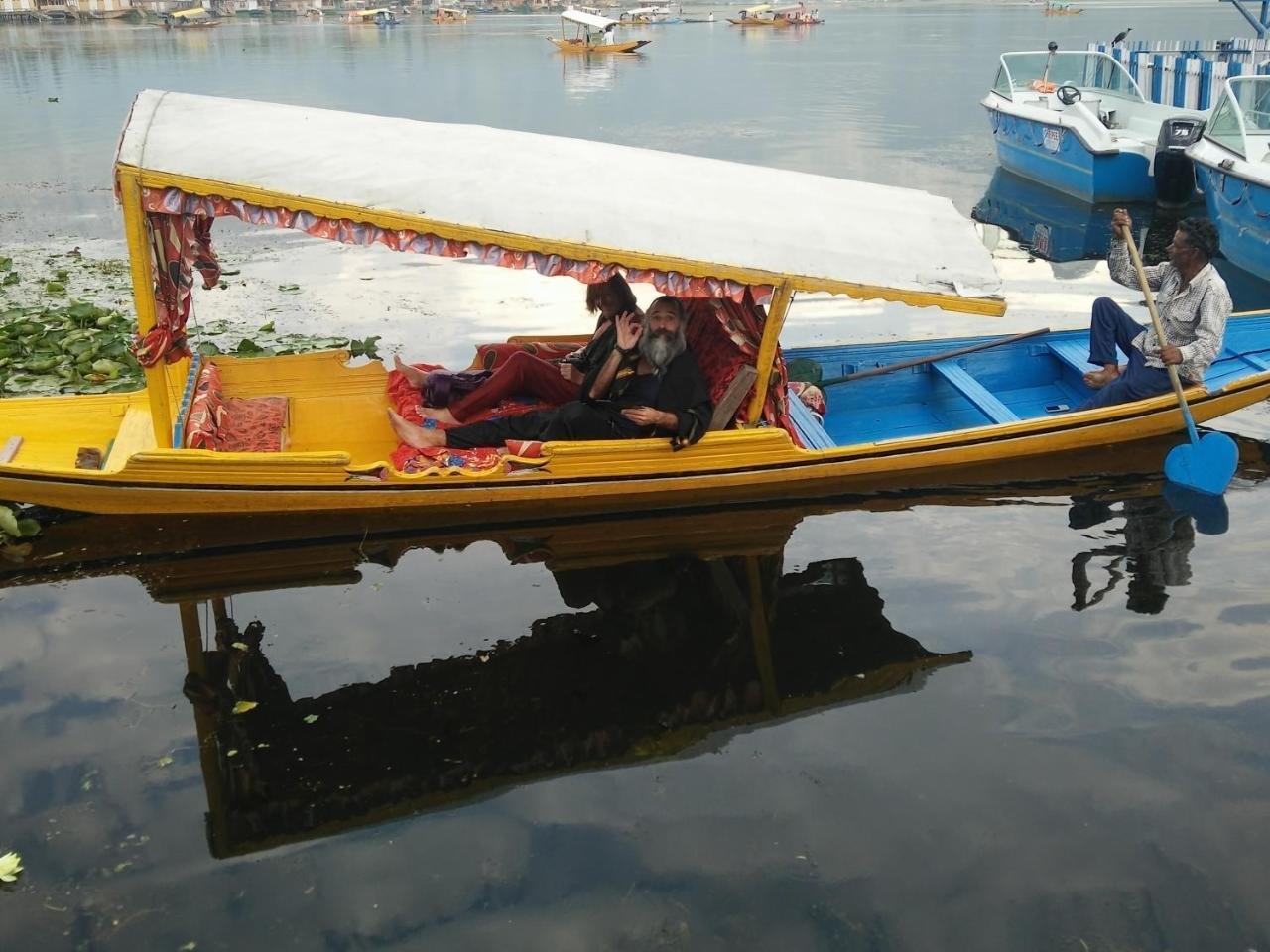 Houseboat Young Snow View Front Line Dal Lake Srīnagar Exterior foto